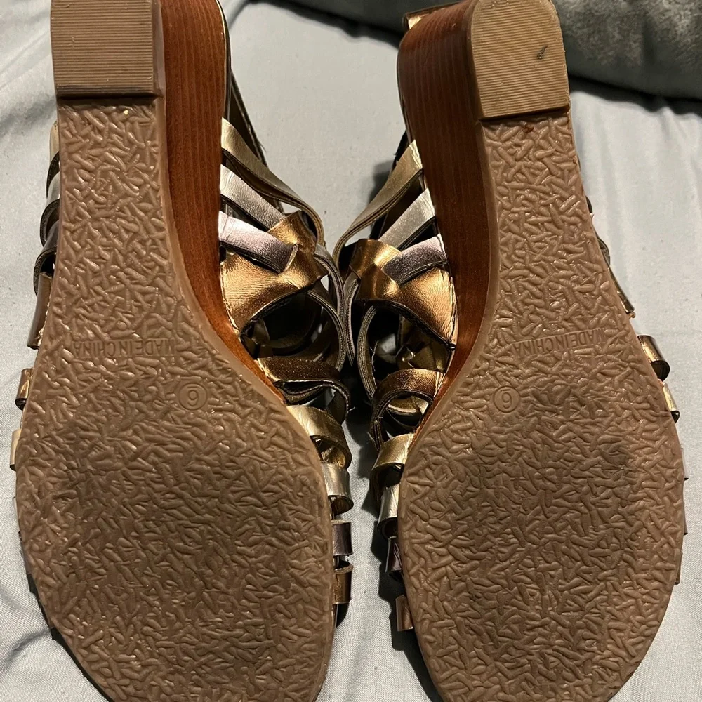 Like new Steve Madden strapy women’s sandals gold silver 6